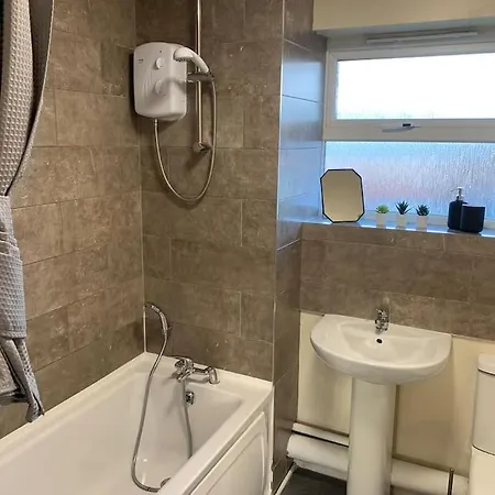 House - 10min To Centre - Sleeps 4 - Parking