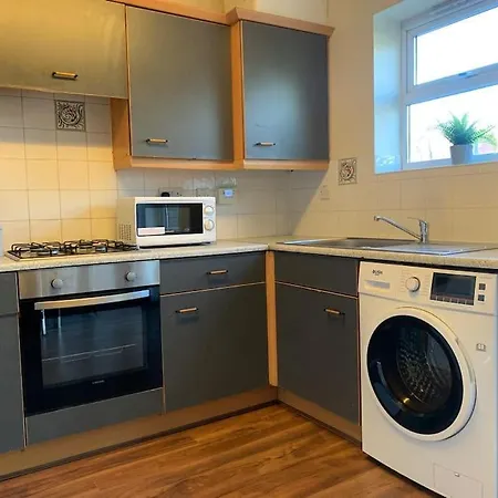 House - 10min To Centre - Sleeps 4 - Parking *