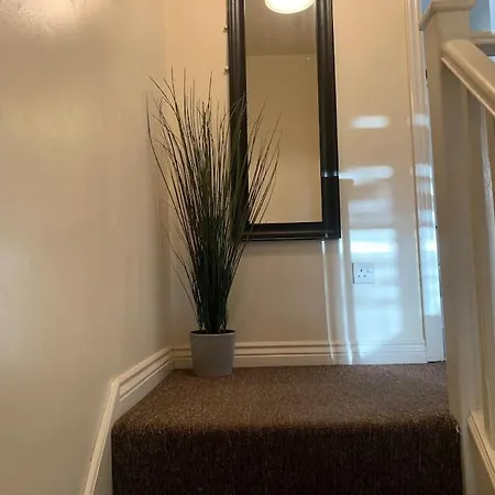 House - 10min To Centre - Sleeps 4 - Parking *