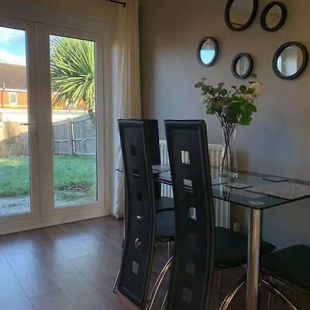 House - 10min To Centre - Sleeps 4 - Parking