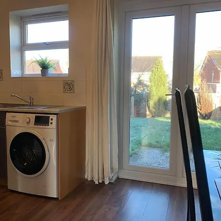 Villa House - 10min To Centre - Sleeps 4 - Parking *