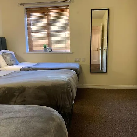 Villa House - 10min To Centre - Sleeps 4 - Parking *