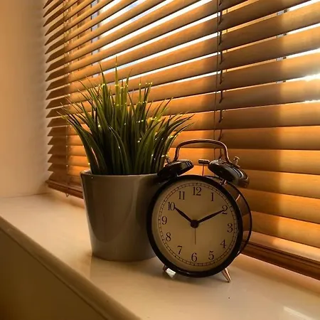 House - 10min To Centre - Sleeps 4 - Parking