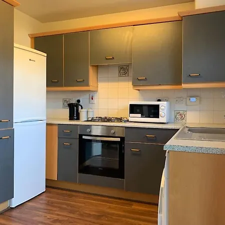 House - 10min To Centre - Sleeps 4 - Parking *