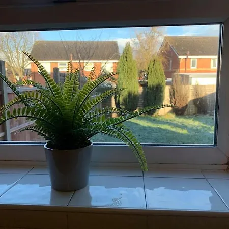 House - 10min To Centre - Sleeps 4 - Parking
